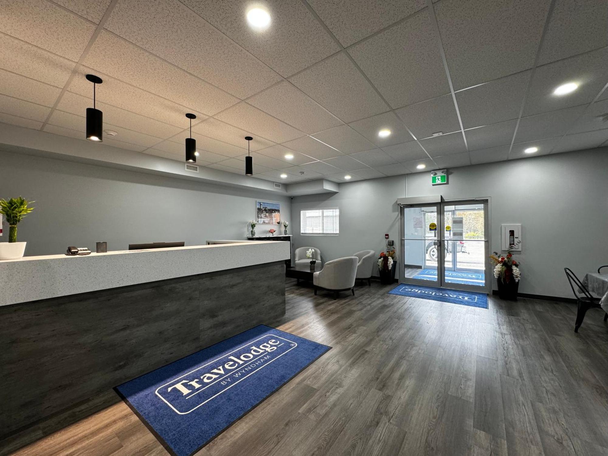 Travelodge By Wyndham Cochrane Exterior foto